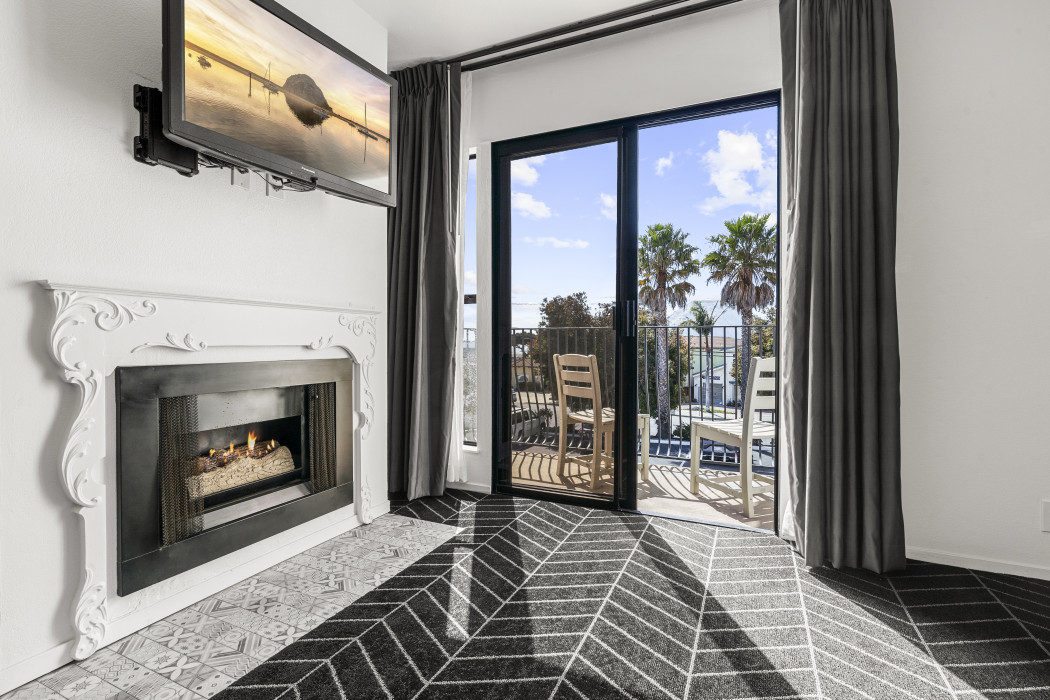 Queen Deluxe with Balcony, La Bahia Suite